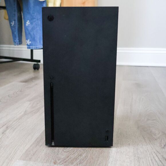 Microsoft Xbox Series X 1TB Console with Wireless Controller, Case, Headset - Picture 5 of 14